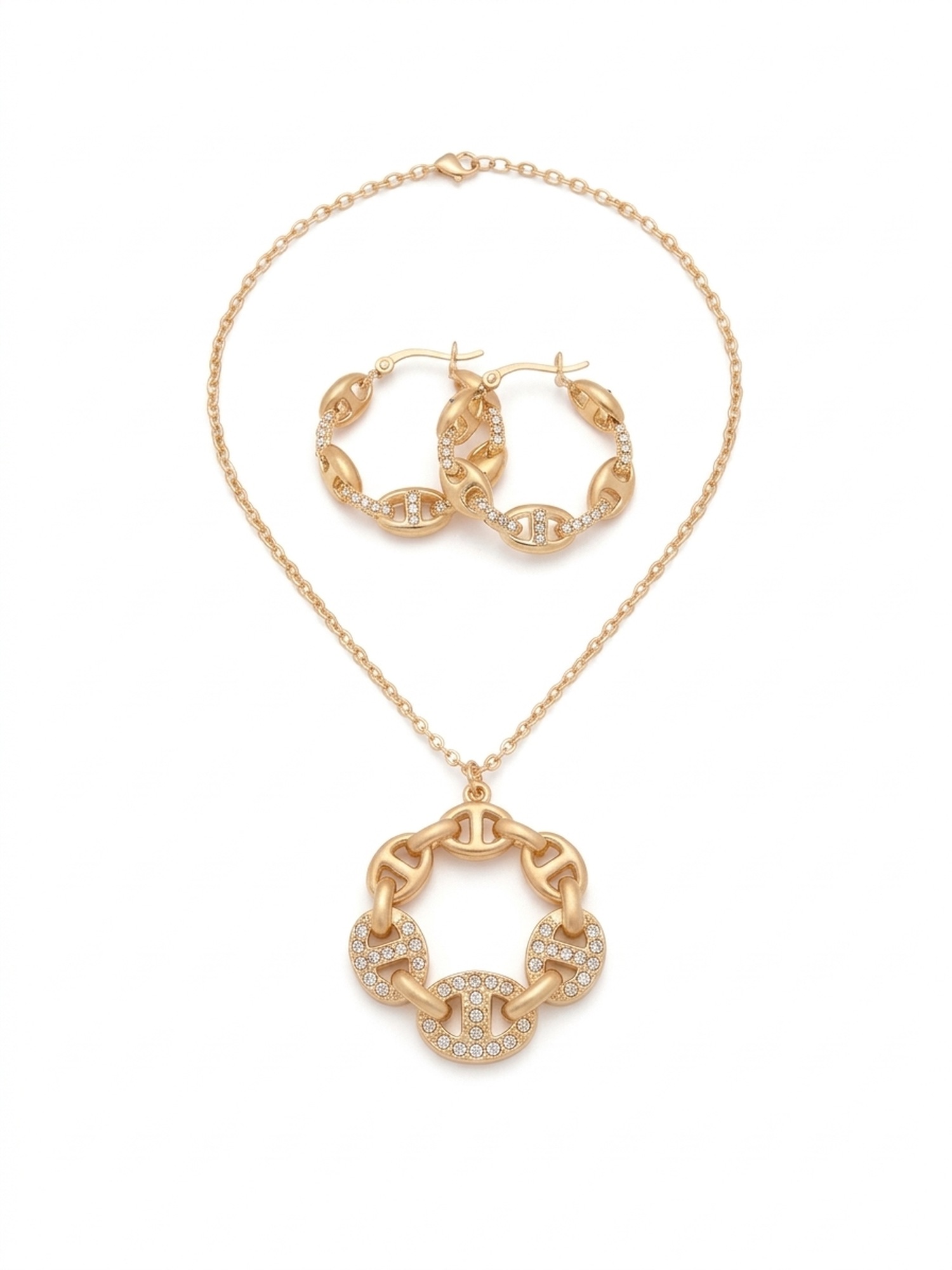 Conjunto de collar y pendientes dorados con eslabones y pedrería