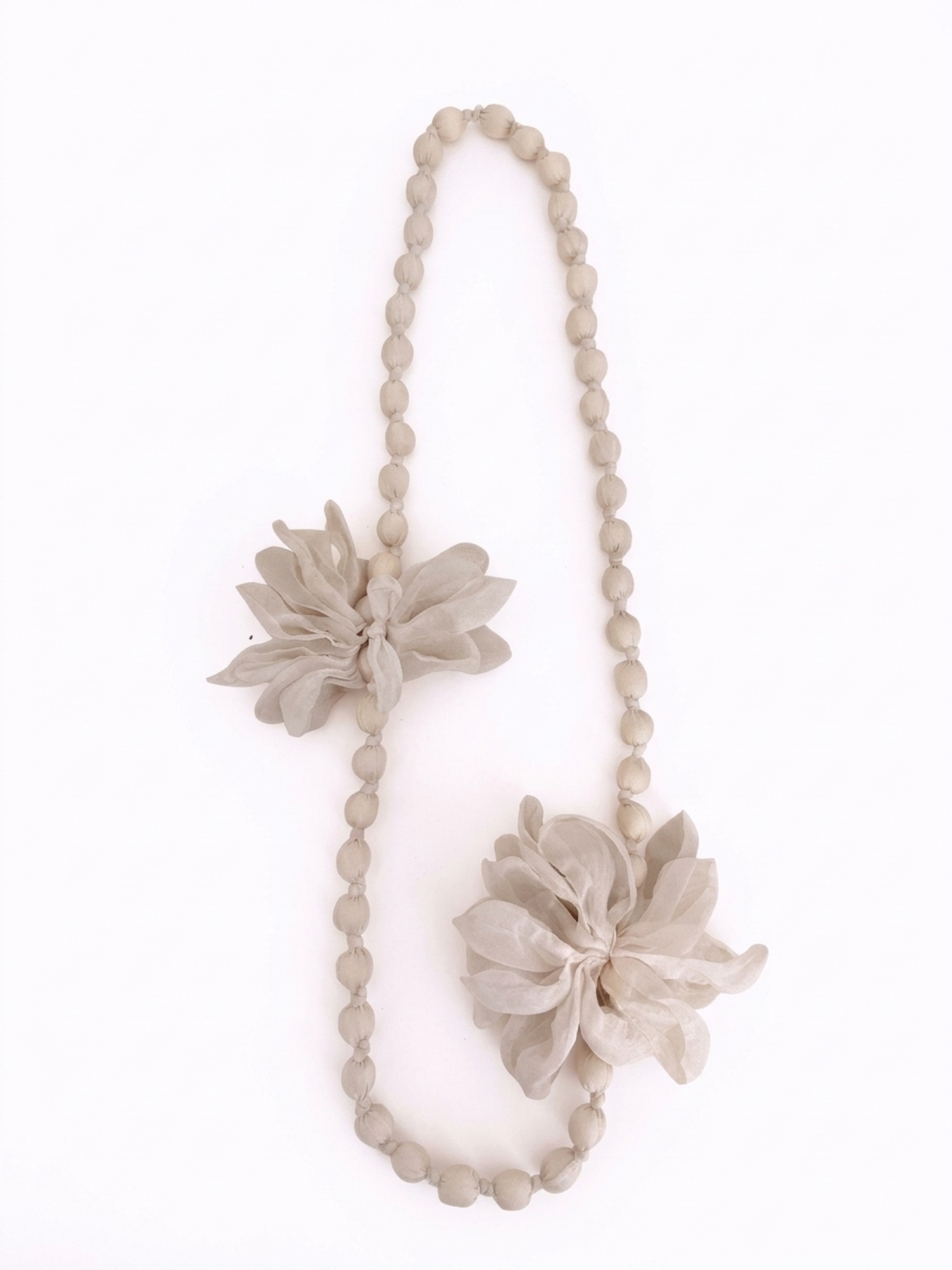 Collar largo de cuentas con detalle de flores en tono beige